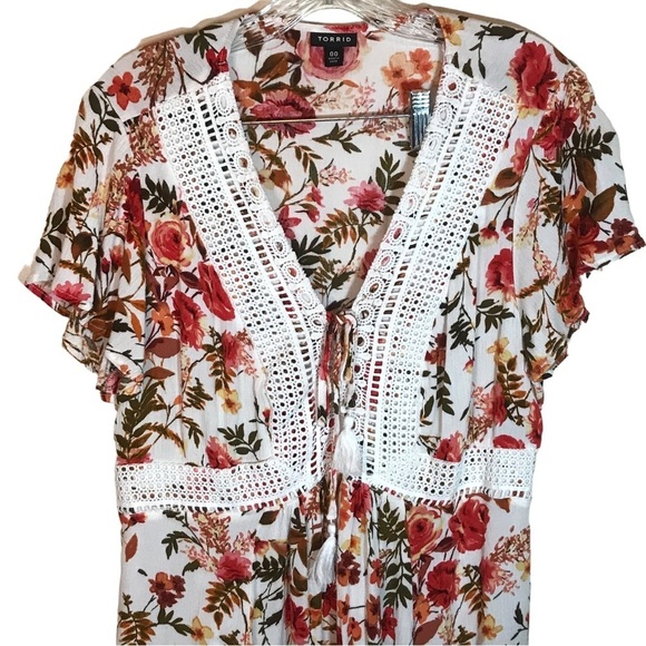 Torrid women’s floral blouse size 00 flutter sleeves V-neck with tassel - Picture 2 of 8